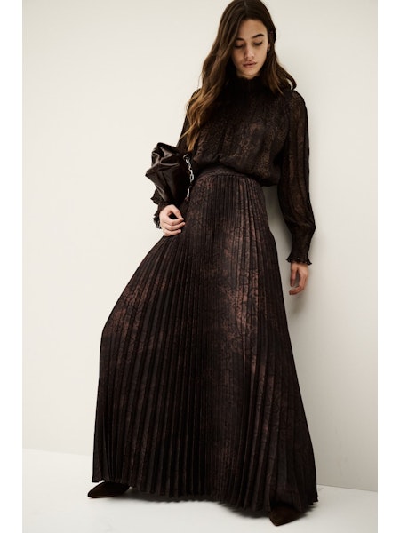 BA&SH look: pleated HOWIE skirt with SHAMY blouse and green tote